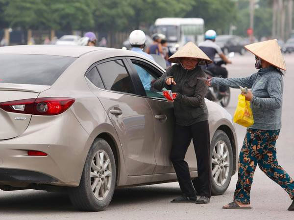 Phe vé lộng hành trước trận đấu của Olympic Việt Nam