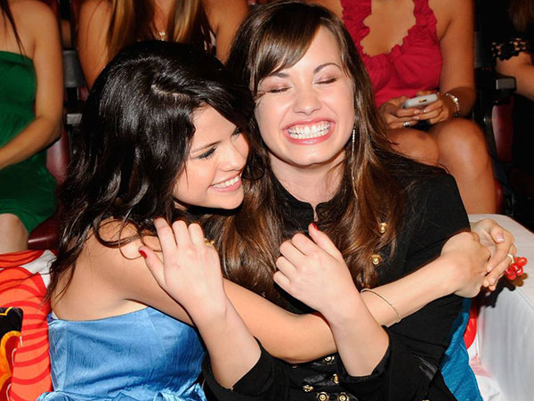Selena Gomez nén nước mắt vì cảm thấy bất lực khi bạn thân Demi Lovato đau đớn trong bệnh viện