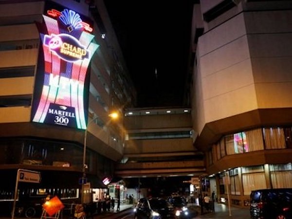 Singapore bắt đối tượng 'mây mưa' nơi công cộng