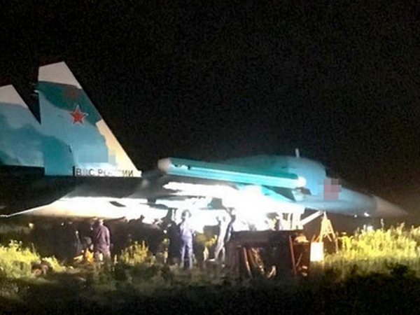 Tiêm kích bom Su-34 Nga hỏng dù hãm, lao khỏi đường băng