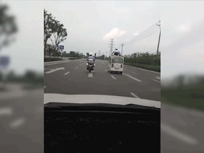 TQ: Ô tô vi phạm bỏ chạy, cảnh sát bám trên nóc suốt 13km