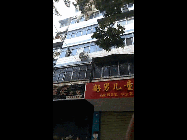 Trung Quốc: Hỏa hoạn ở chung cư, mẹ dũng cảm ném 2 con từ tầng 5 xuống đất