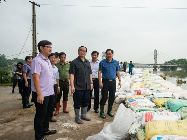 Bí thư Hà Nội lội nước thăm người dân vùng ngập