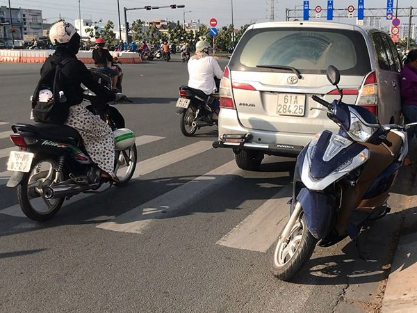 Bỏ chạy khi tông 3 xe máy, ô tô tiếp tục tông người truy đuổi
