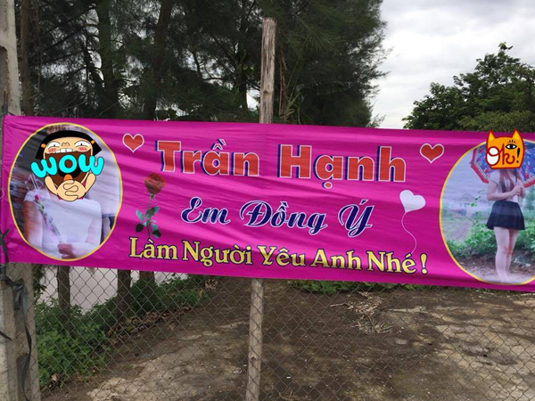 Góc yêu phải nói: Thanh niên in băng rôn, biểu ngữ kèm hình bạn gái treo trước cổng để tỏ tình