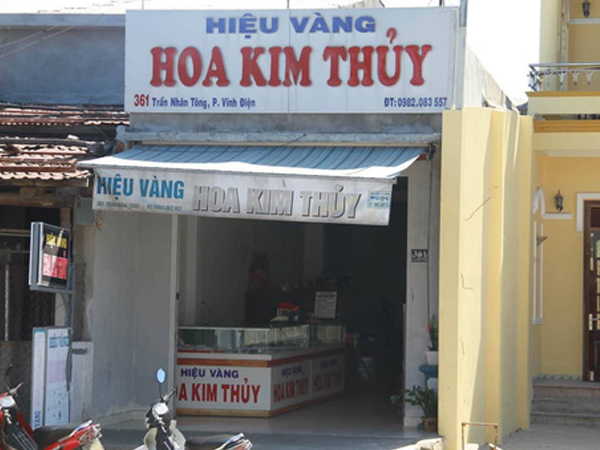 Nam thanh niên táo tợn dùng búa đập tủ trộm tiệm vàng ở Quảng Nam