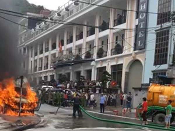 Sa Pa: Phun cả xe hút bể phốt cứu ô tô đang cháy ngùn ngụt