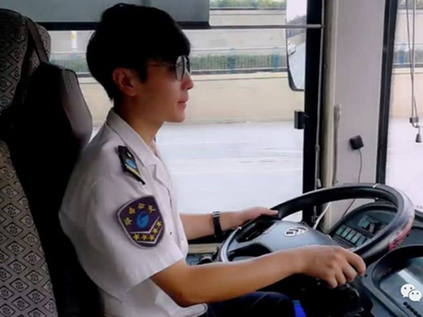 Anh chàng lái xe bus bất ngờ nổi tiếng vì điển trai như diễn viên