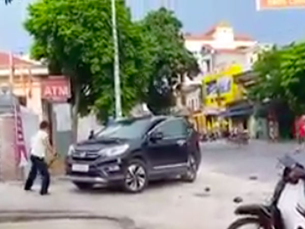 Bất ngờ lý do người đàn ông dùng hung khí đập phá ô tô ở Thái Bình