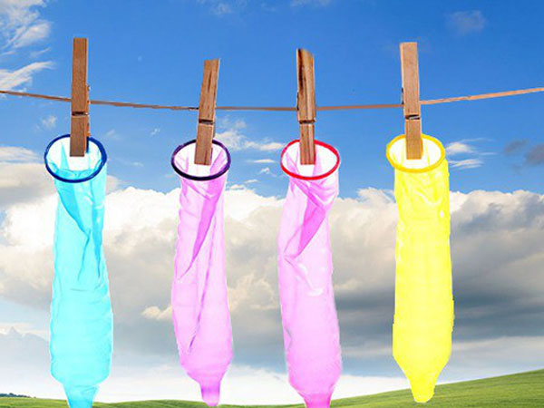 Khuyến cáo: Những ai có quan hệ tình dục không bao giờ được làm việc này với bao cao su nếu không sẽ rất nguy hiểm