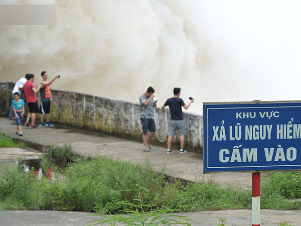 Người dân bất chấp nguy hiểm, kéo đến chụp ảnh thủy điện Hòa Bình xả lũ