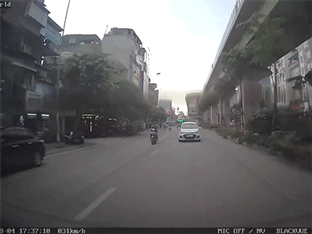 Video: Lái xe 'điên' đâm va hàng loạt người từ Hoàng Cầu tới Hoàng Đạo Thúy