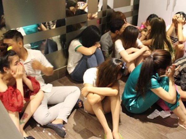 Ập vào căn hộ ở Sài Gòn, phát hiện hàng chục 'dân chơi' say sưa bên tiệc ma túy