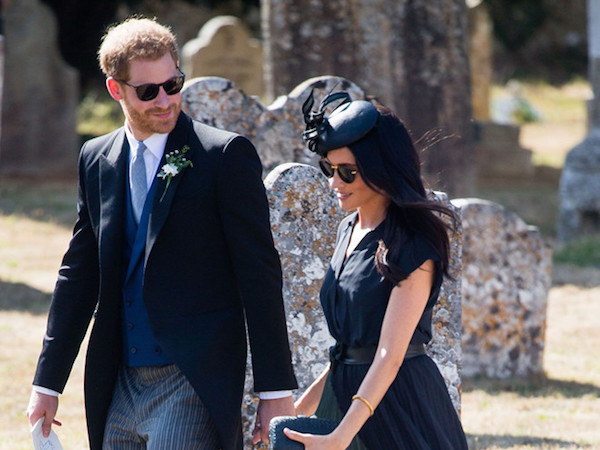 Công nương Meghan phạm luật Hoàng gia Anh khi để lộ nội y