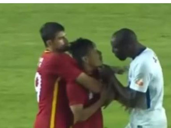 Demba Ba xách cổ cầu thủ Trung Quốc vì bị phân biệt chủng tộc