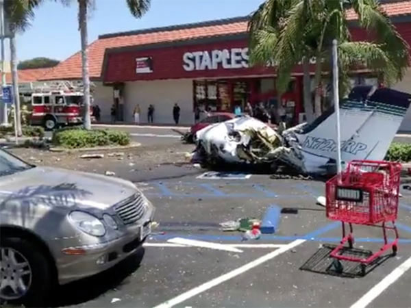 Máy bay lao xuống bãi đỗ xe California, 5 người chết