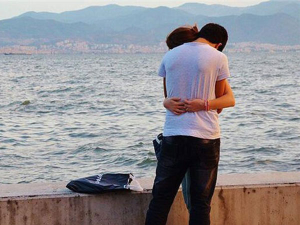 Mẹ 3 con sôi máu vì chồng đưa đi du lịch cùng công ty vẫn thản nhiên ôm nhân viên trẻ đẹp, hội chị em nhao nhao hiến kế