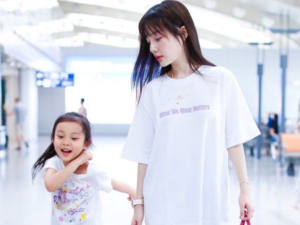 Tái hợp với Giả Nãi Lượng, Lý Tiểu Lộ diện áo đôi, nói cười vui vẻ với con gái tại sân bay