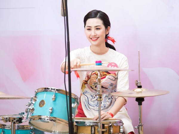 Thí sinh Hoa hậu Việt Nam 2018 mặc áo dài chơi trống, đánh guitar dự thi Người đẹp tài năng