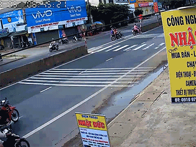Video: Sang đường mà 'quên' quan sát, nữ ninja lao vào container nhưng may mắn thoát chết