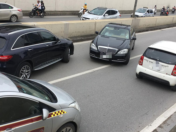 Xe sang Mercedes đi ngược chiều trong hầm Kim Liên gây bức xúc