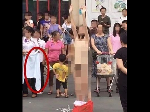 Cãi nhau với chồng, người phụ nữ mang con ra giữa đường lột đồ kêu cứu