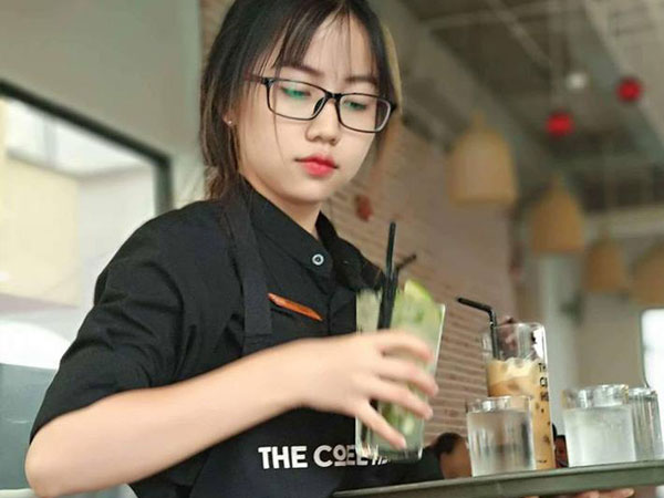 Chỉ một bức ảnh chụp trộm cô bạn phục vụ, hàng loạt thanh niên đòi 'cắm chốt' xin Facebook bằng được