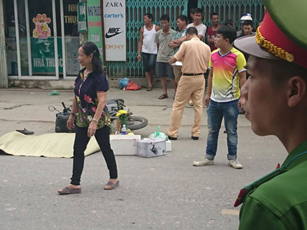 Hà Nội: Va chạm với xe container, nam thanh niên đi xe máy mặc áo grab bị kéo lê gần 50 mét, tử vong tại chỗ