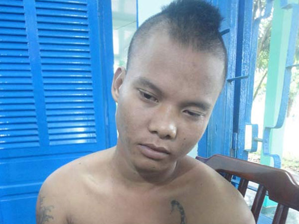 Ngáo đá đốt nhà chú ruột, rượt chém nhiều người