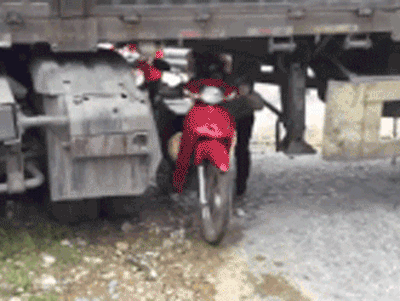 Ôtô đầu kéo mắc kẹt ngang đường, dân chui qua gầm để di chuyển
