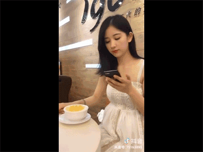 Video: Tình huống 'dở khóc dở cười' vì mải dán mắt vào điện thoại