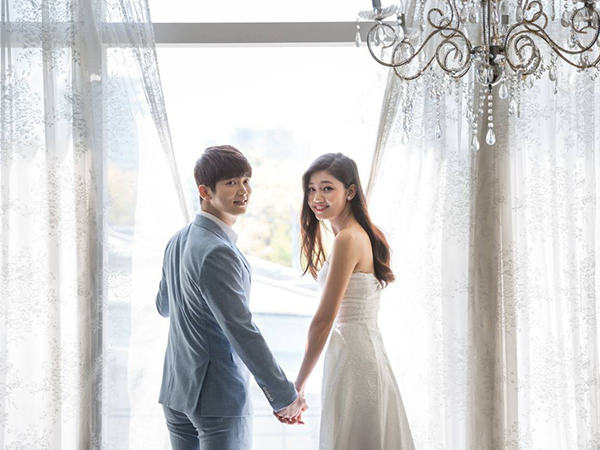 Vừa có tin đồn kết hôn với đại gia hơn 16 tuổi, Á hậu Thanh Tú tung ngay ảnh cưới với mỹ nam Hàn