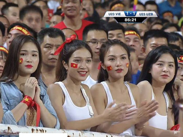 Bị chê 'làm màu' đi cổ vũ U23 Việt Nam, hot girl có màn đáp trả gây bất ngờ