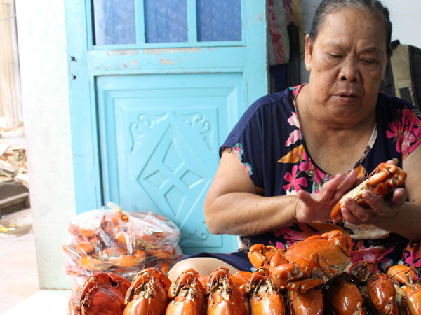Bí quyết bán 30 kg cua trong 10 phút của bà Ba Cua ở hẻm nhỏ Sài Gòn