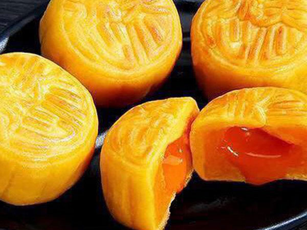 Chưa vào chính vụ, bánh trung thu sang chảnh, vài triệu đồng/hộp đã đổ bộ