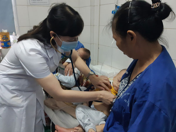 Hà Nội: 2 anh em sinh đôi cùng mắc sởi nguy kịch, BS cảnh báo nhiều ca biến chứng nặng