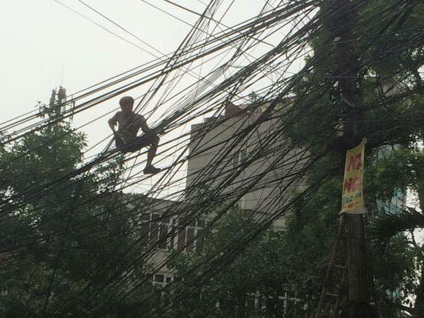 Hà Nội: Thanh niên tóc vàng trèo lên sửa điện, bà con xóm phố và cư dân mạng lại cứ tưởng ngáo đá