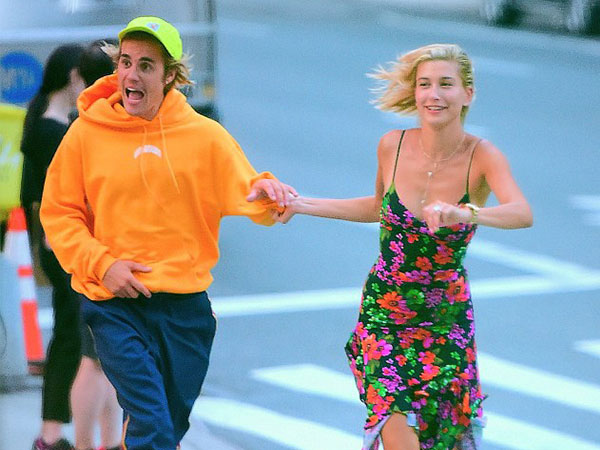 Justin Bieber nắm tay Hailey Baldwin tung tăng băng qua đường siêu lãng mạn và đáng yêu