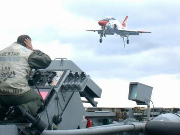 Mỹ nâng cấp khẩn máy bay T-45 Goshawk