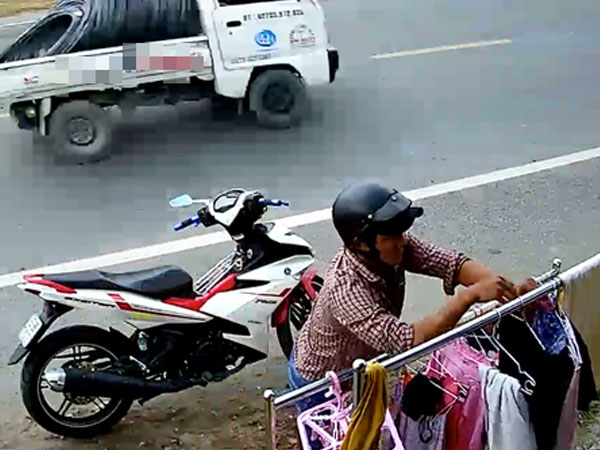 Nam thanh niên giữa ban ngày trộm đồ lót nữ, giấu vào quần rồi phóng đi như bay