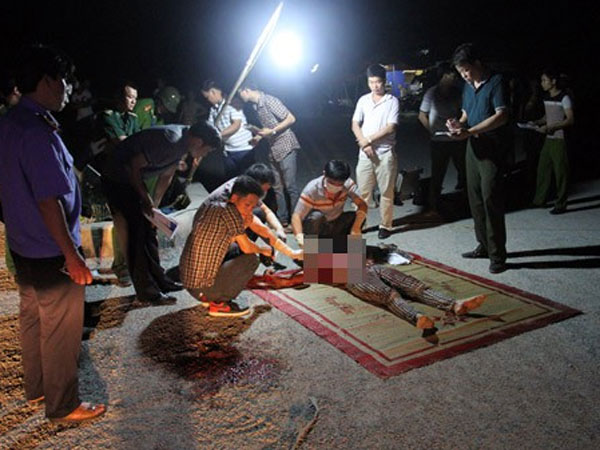 Nghệ An: Mâu thuẫn gia đình, chồng dùng liềm cứa cổ vợ tử vong rồi tự sát