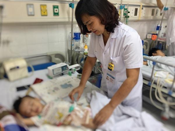 Sau 6 tháng chán ăn, sốt liên tục, bé trai 2 tuổi phát hiện bị thủng 50 lỗ ở ruột