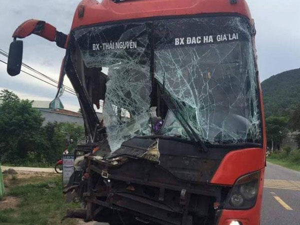 Tai nạn liên hoàn ở Quảng Nam, đầu xe khách biến dạng