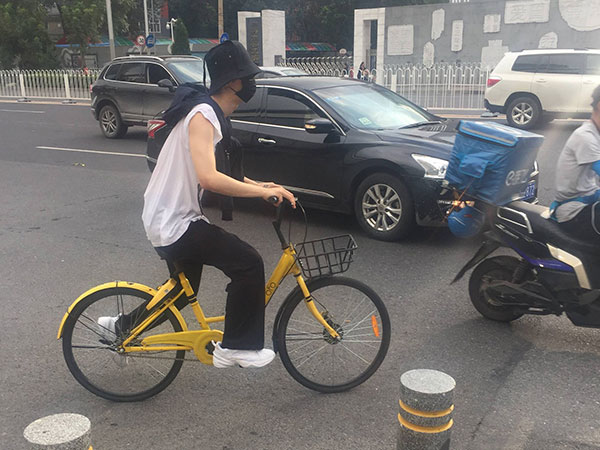 Em trai Phạm Băng Băng xuất hiện bất ngờ giữa tâm bão scandal bị bắt giữ của chị