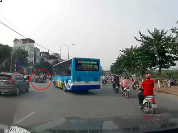 Hà Nội: Xe buýt 'hất văng' một xe máy khi đang quay đầu, chuyện đúng-sai khiến ai cũng bối rối