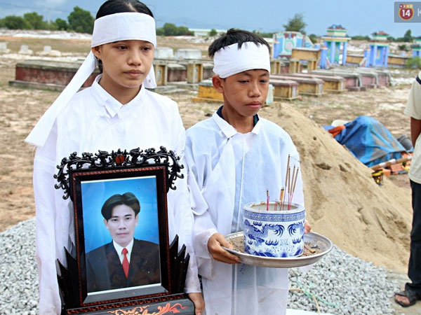 Nữ sinh đội 2 tang cùng lúc đỗ đại học hơn 21 điểm: 'Thi xong môn cuối là chạy một mạch về chôn cất ba, rồi nói con làm bài tốt lắm...'