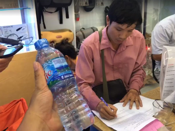 Thuê dịch vụ chuyển phát, máy ảnh 18 triệu biến thành chai nước khoáng