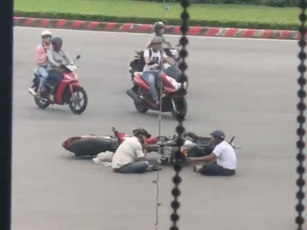 Va chạm giao thông nhưng không lao vào nhau quyết chiến, hai tài xế ở Đà Nẵng khiến cư dân mạng thở phào khi chỉ ngồi 'tâm sự'