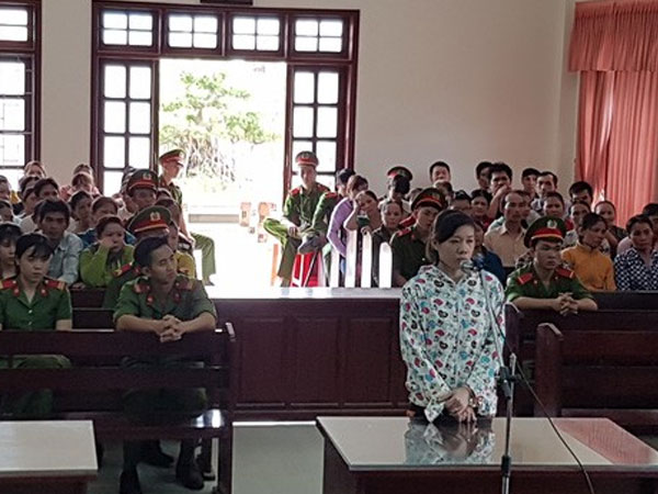 Vì cái chậu, nàng dâu lớn cắn đứt lìa lưỡi nàng dâu nhỏ