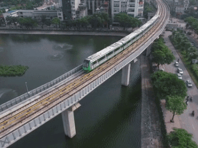 Video: Hành trình 15 phút đoàn tàu đường sắt trên cao lao vun vút từ ga Cát Linh tới Yên Nghĩa